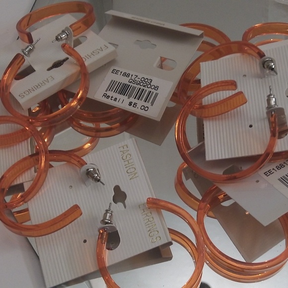 NWT HUGE LOT OF TRENDY EARRINGS & 6 BRACELETS - Picture 4 of 7